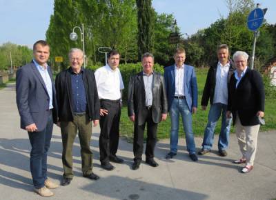 Die CDU-Kreistagskandidaten Frank Kiefer, Ralph Ganz, Uwe Ridinger, Michael Hagen, Joachim Schneider, Elmar Reichl und Birgitta Haller-M&uuml;ller (v.l.) am Freizeitgel&auml;nde von Muggensturm