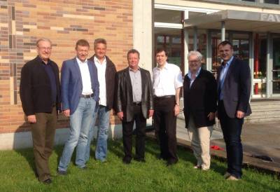 CDU-Kreistagskandidaten Ralph Ganz, Joachim Schneider, Elmar Reichl, Michael Hagen, Uwe Ridinger, Birgitta Haller-M&uuml;ller und Frank Kiefer (v.l.) bei der Muggensturm-Kuppenheimer Werkrealschule.