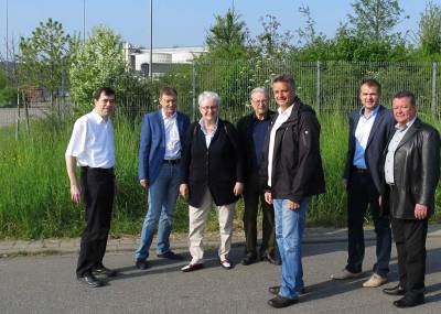 Die CDU-Kreistagskandidaten Uwe Ridinger, Joachim Schneider, Birgitta Haller-M&uuml;ller, Ralph Ganz, Elmar Reichl, Frank Kiefer und Michael Hagen (v.l.) am Industriegel&auml;nde von Bischweier.