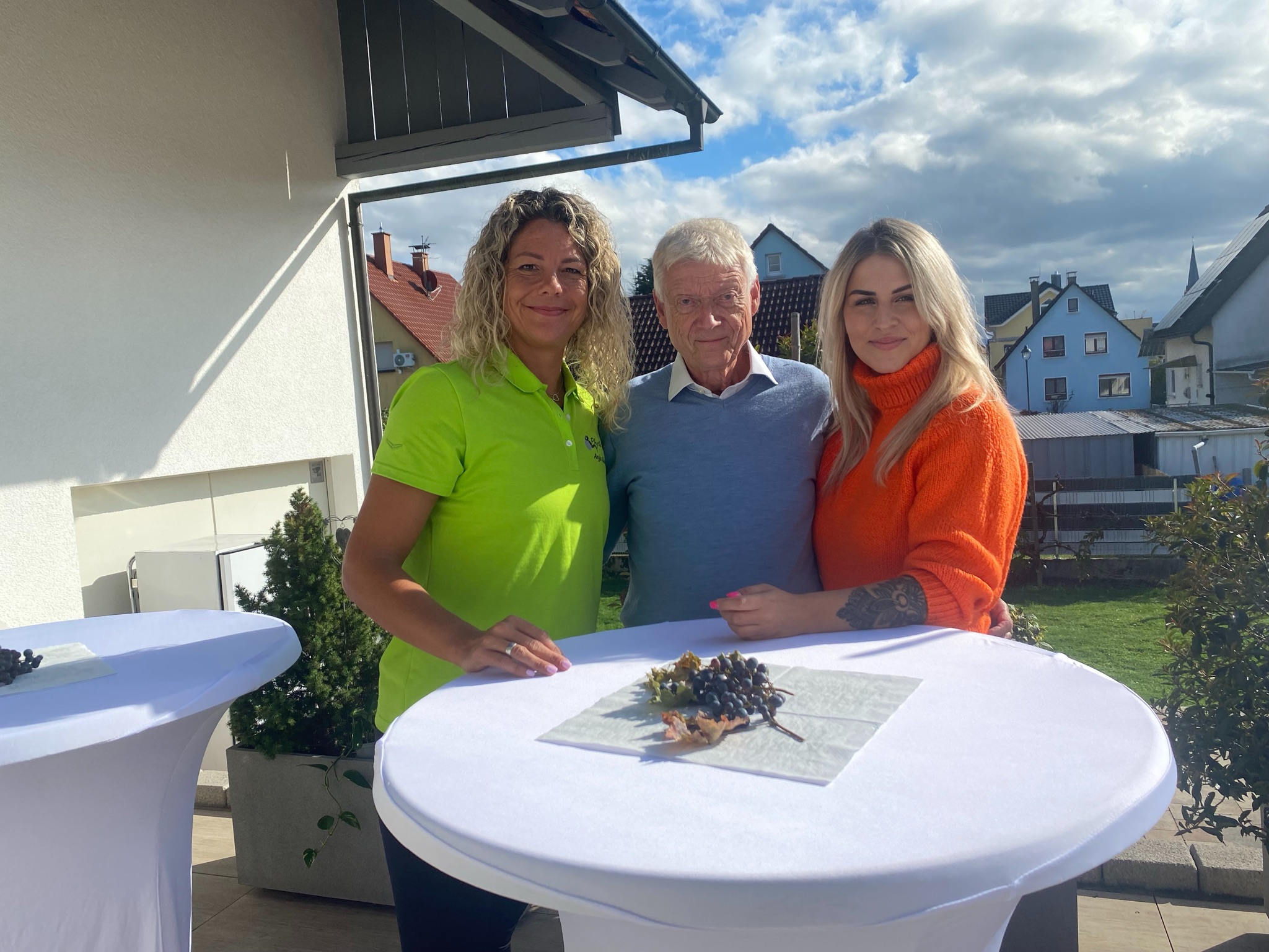 Vorstands-Gratulantinnen bei strahlendem Sonnenschein:
Anja Klmel und Vanessa Dahringer