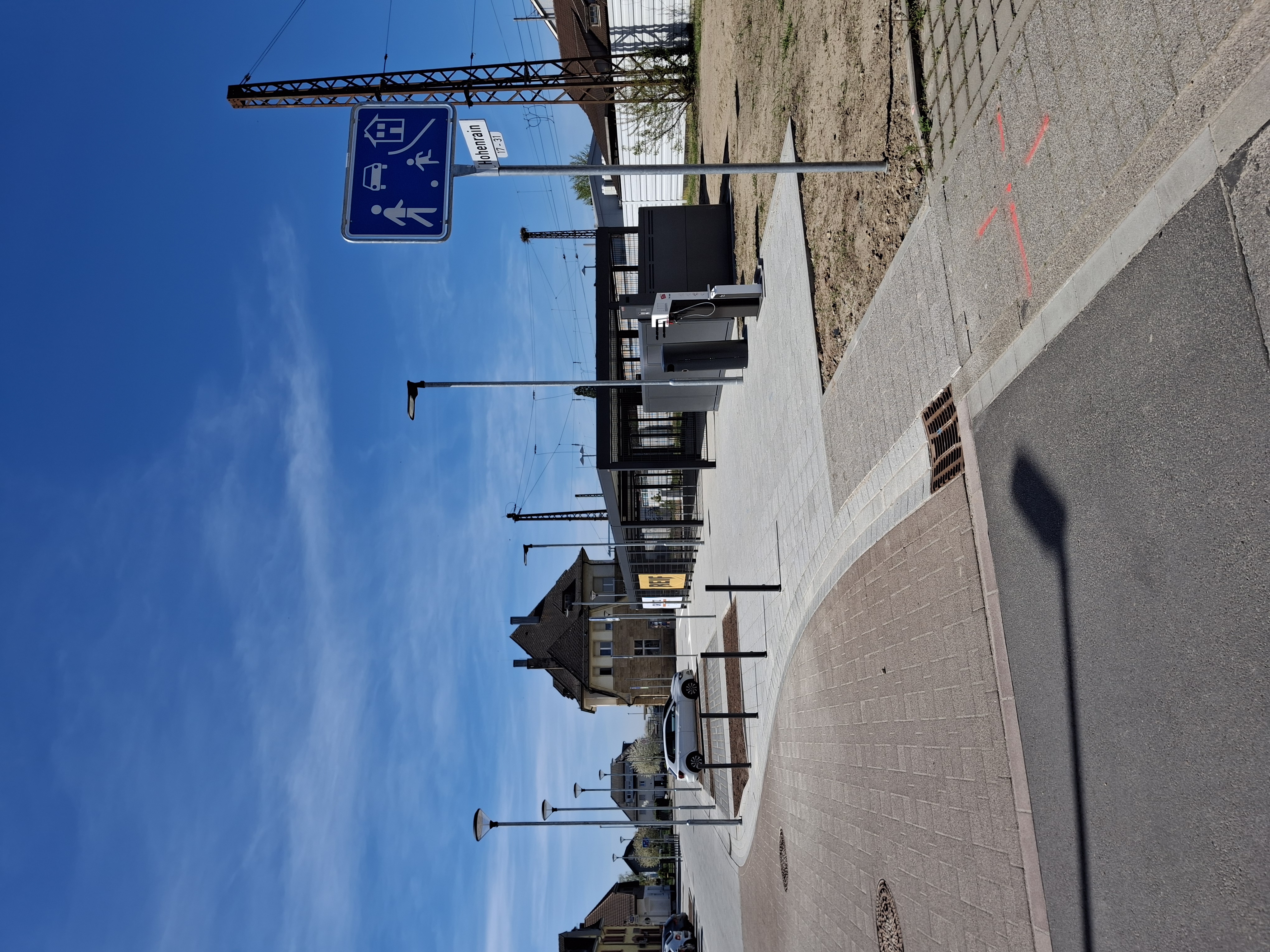 Alles neu vor dem Bahnhof (Die B�ume kommen in der Herbstpflanzzeit)