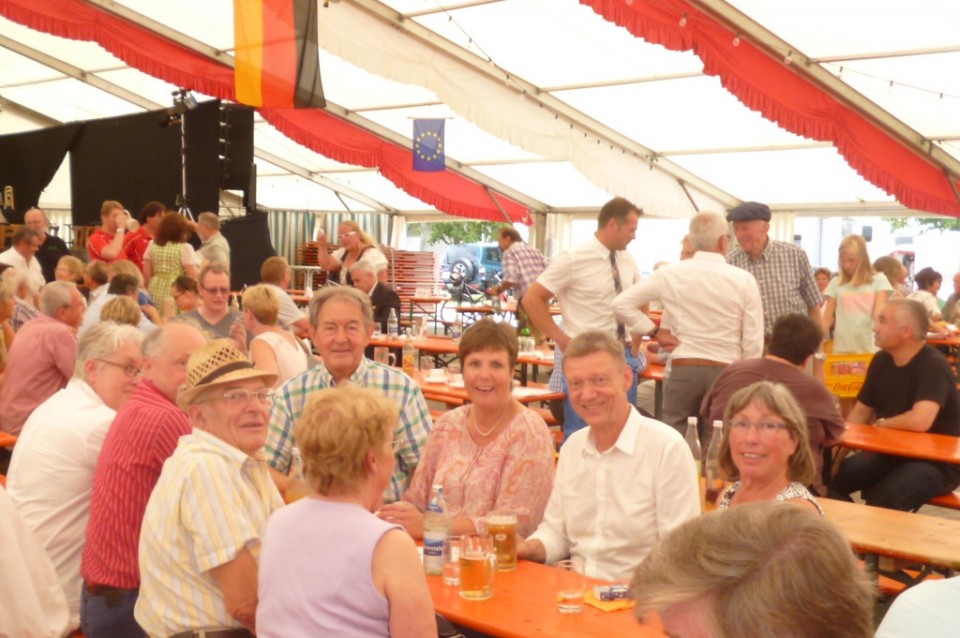 Mitten im Geschehen: Kandidatin Sylvia Felder und die Muggensturmer CDU beim Volksfest