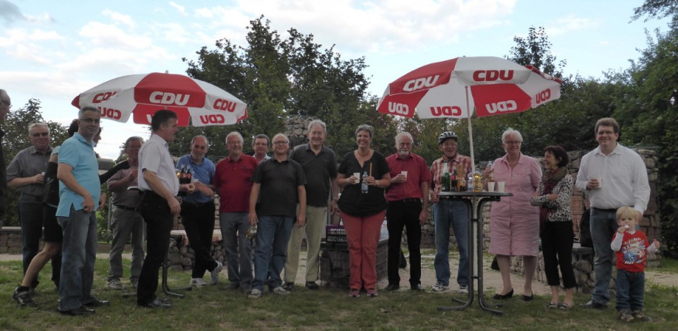 Stop der Radfahrergruppe in Muggensturm am Freundschaftsplatz bei einer kleinen Strkung