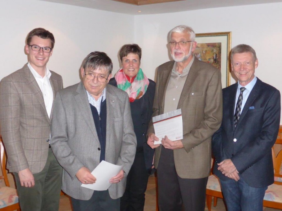 Ehrung der verdienten Mitglieder Eugen Knapp (2.von links) und Bernhard Knig (4. von links) mit Kai Whittaker, Sylvia Felder und Joachim Schneider