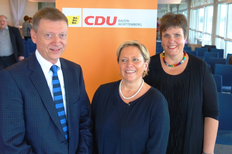 Der Muggensturmer CDU-Vorsitzende Joachim Schneider mit Ministerin Eisenmann und der Wahlkreisabgeordneten Sylvia Felder