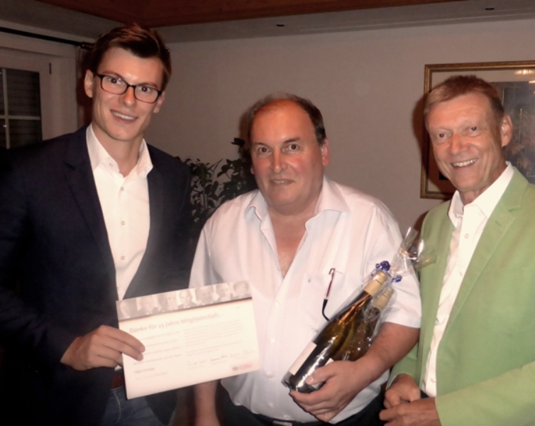 Ehrung von Edgar Kimmig (Mitte) durch Kai Whittaker MdB (links) und Joachim Schneider (rechts)