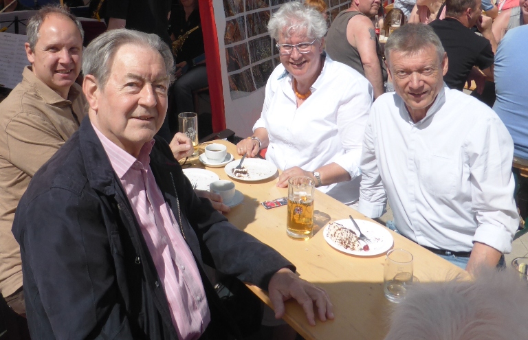 CDU bei der Feuerwehr. vorne links Norbert Schulz (Schatzmeister), hinten rechts Birgitta Haller-Mller (2. Vorsitzende), vorne rechts Joachim Schneider (1. Vorsitzender)